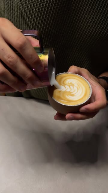 Café au lait servi chez Salty Coffee